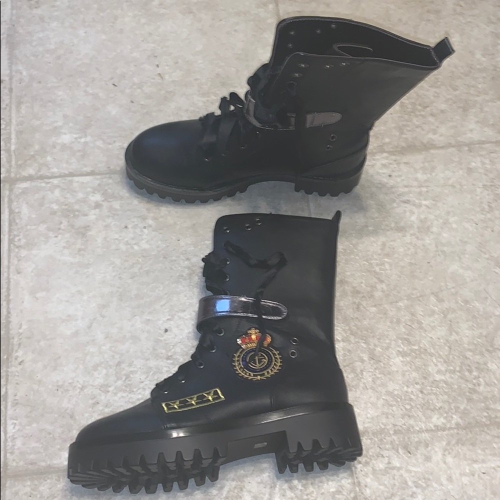 Like new combat boots in superb condition
